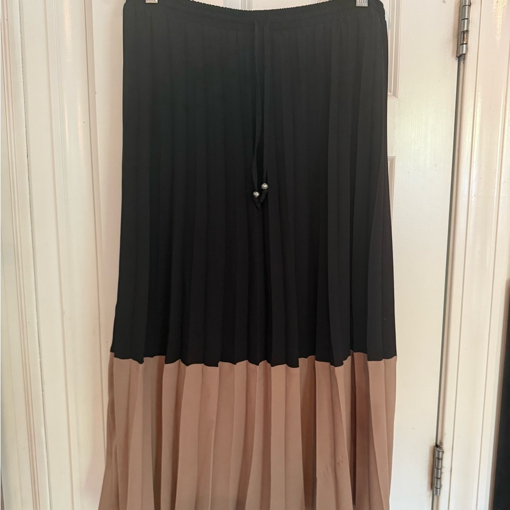 Adrianna Papell Black and Tan Midi A-Line Skirt